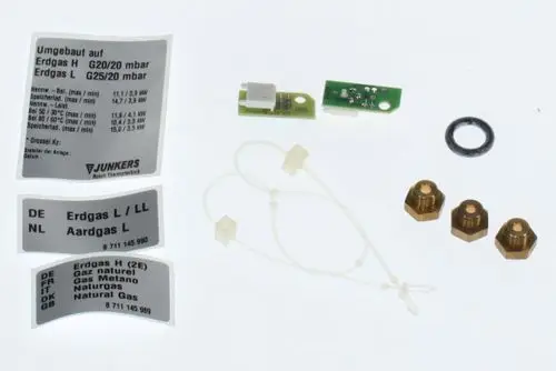 Bosch Gasumbau-Kit mit verschiedenen Komponenten wie Gaskennzeichnungen, einer Platine, Dichtungen und Anschlussstücken für die Umrüstung auf Erdgas.